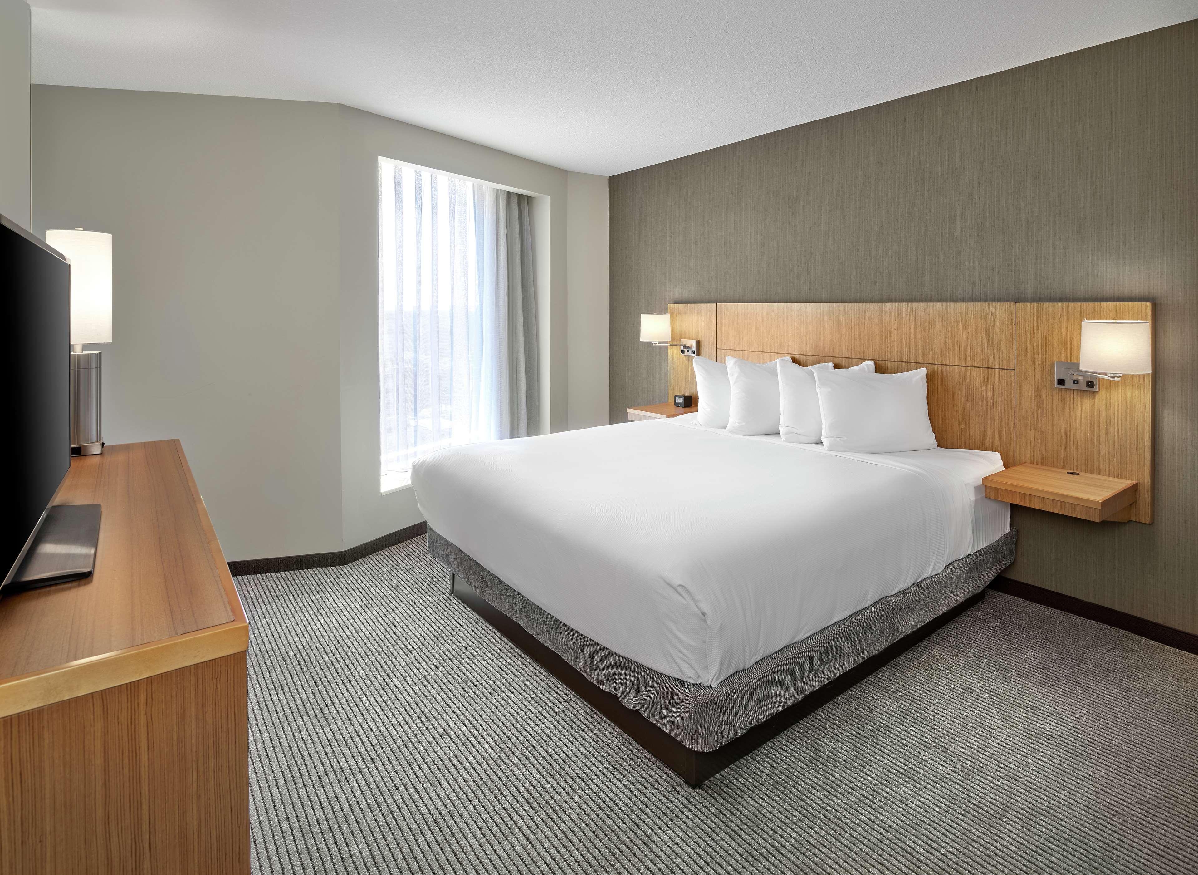 Doubletree By Hilton Edmonton Downtown Hotel Bagian luar foto
