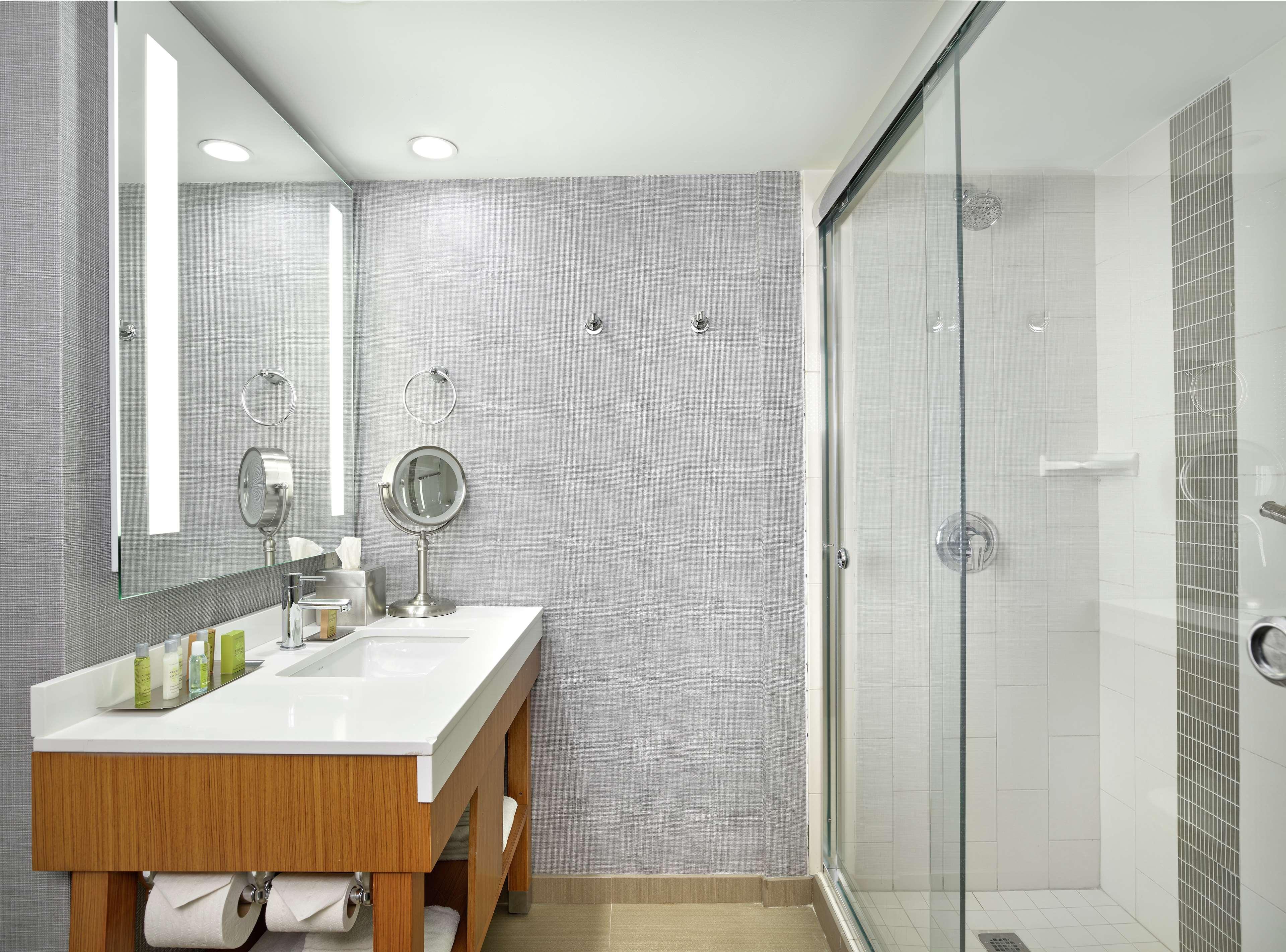 Doubletree By Hilton Edmonton Downtown Hotel Bagian luar foto