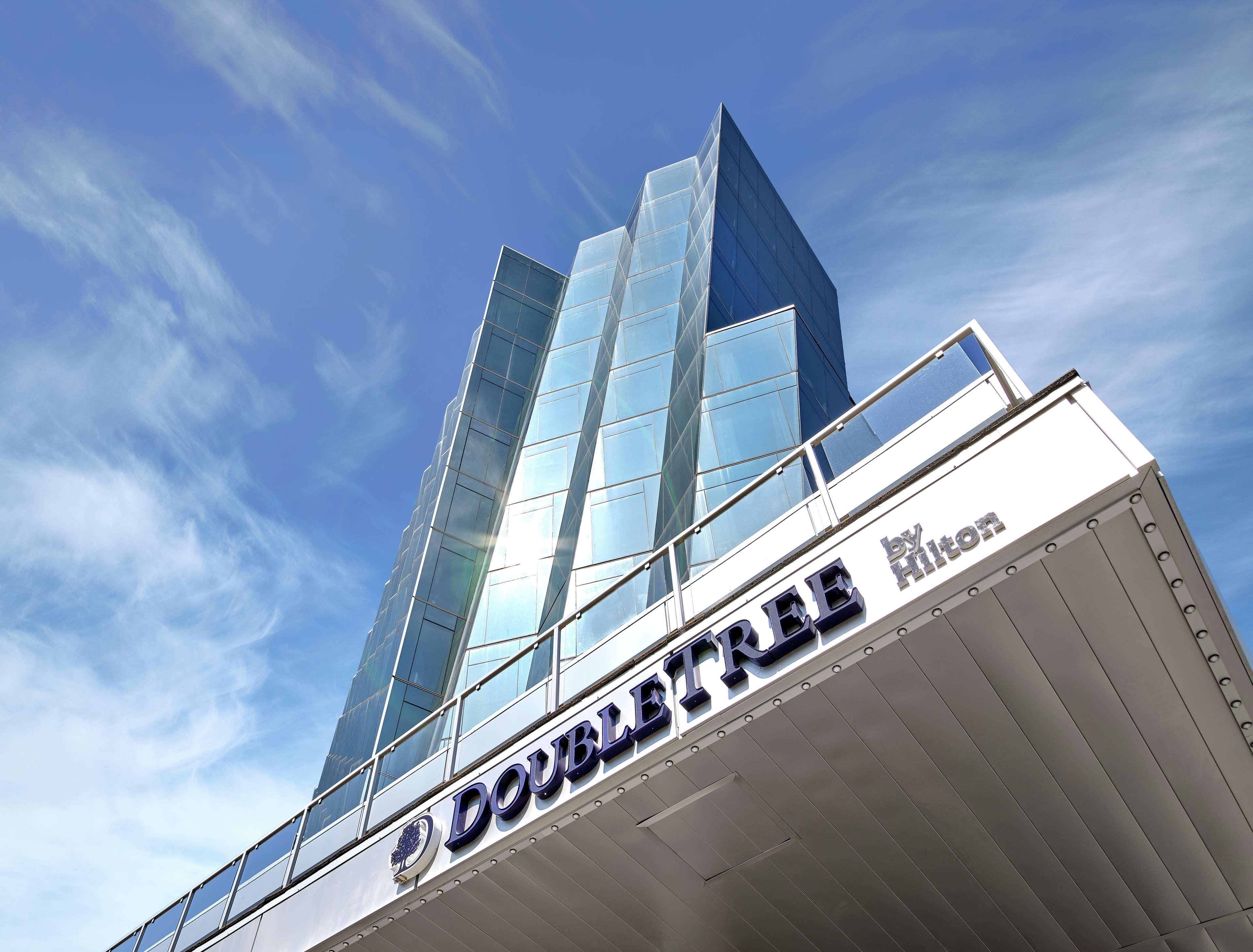 Doubletree By Hilton Edmonton Downtown Hotel Bagian luar foto