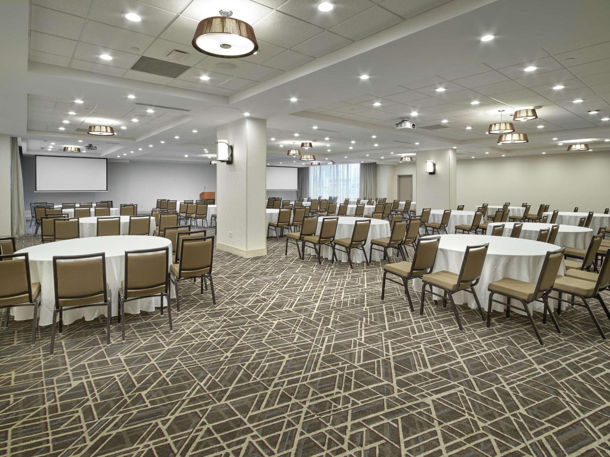 Doubletree By Hilton Edmonton Downtown Hotel Bagian luar foto