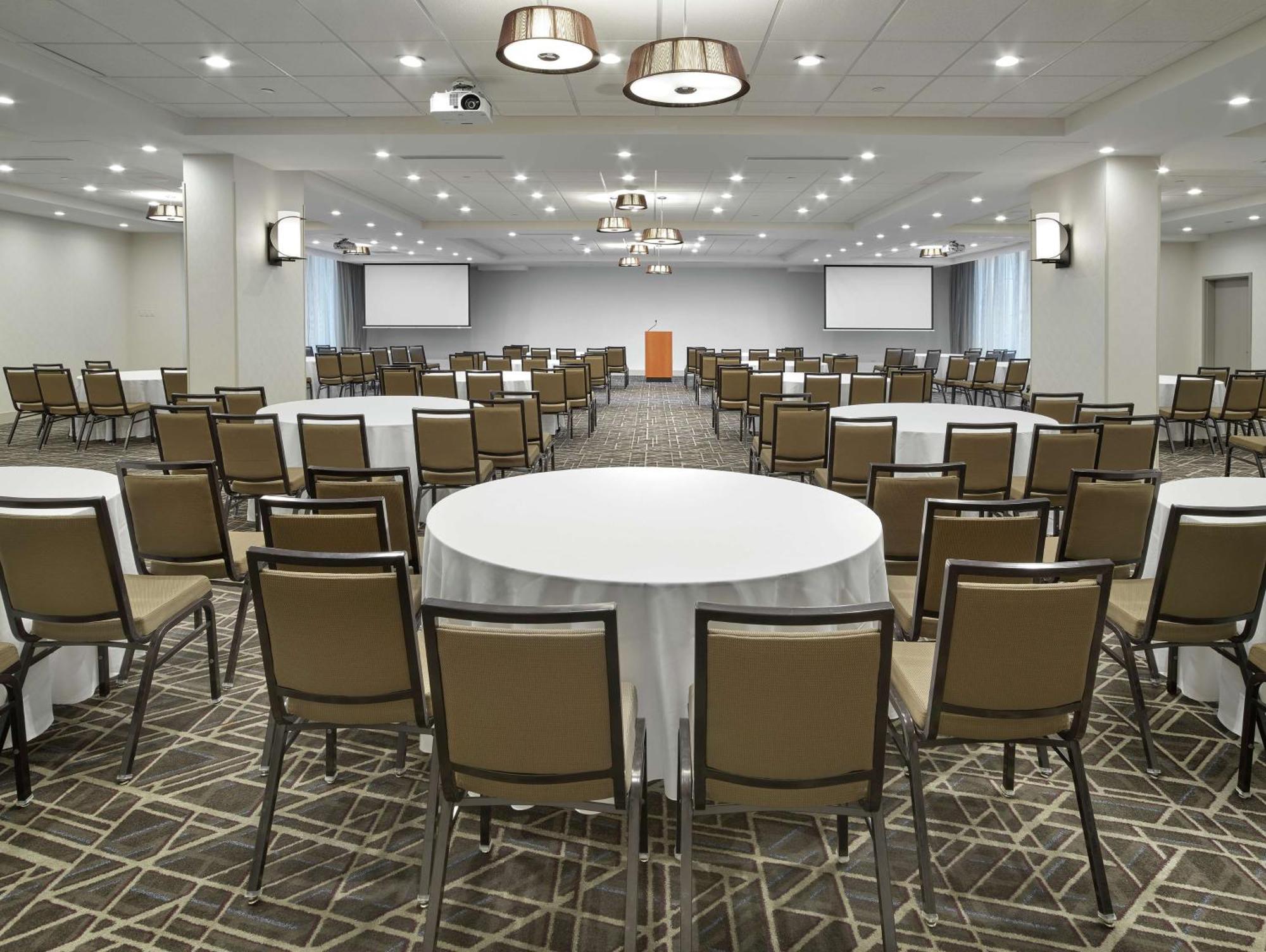 Doubletree By Hilton Edmonton Downtown Hotel Bagian luar foto
