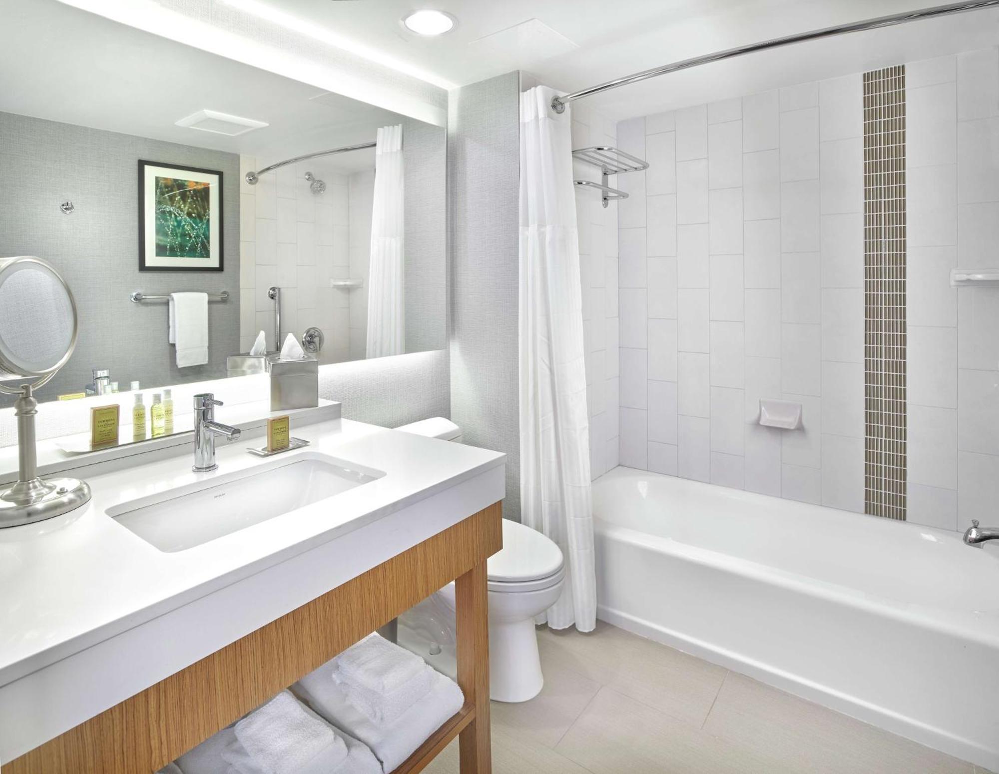 Doubletree By Hilton Edmonton Downtown Hotel Bagian luar foto