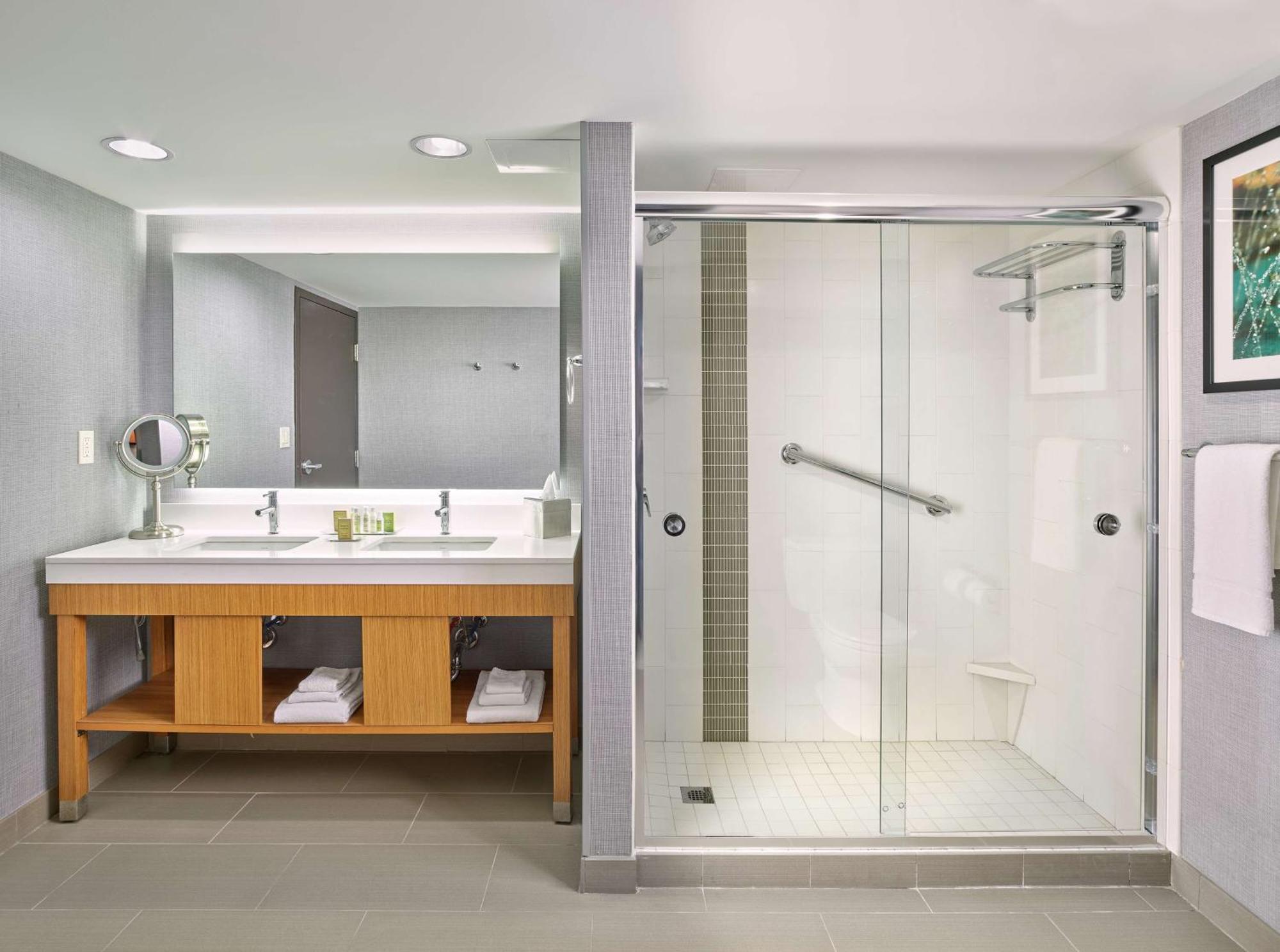 Doubletree By Hilton Edmonton Downtown Hotel Bagian luar foto