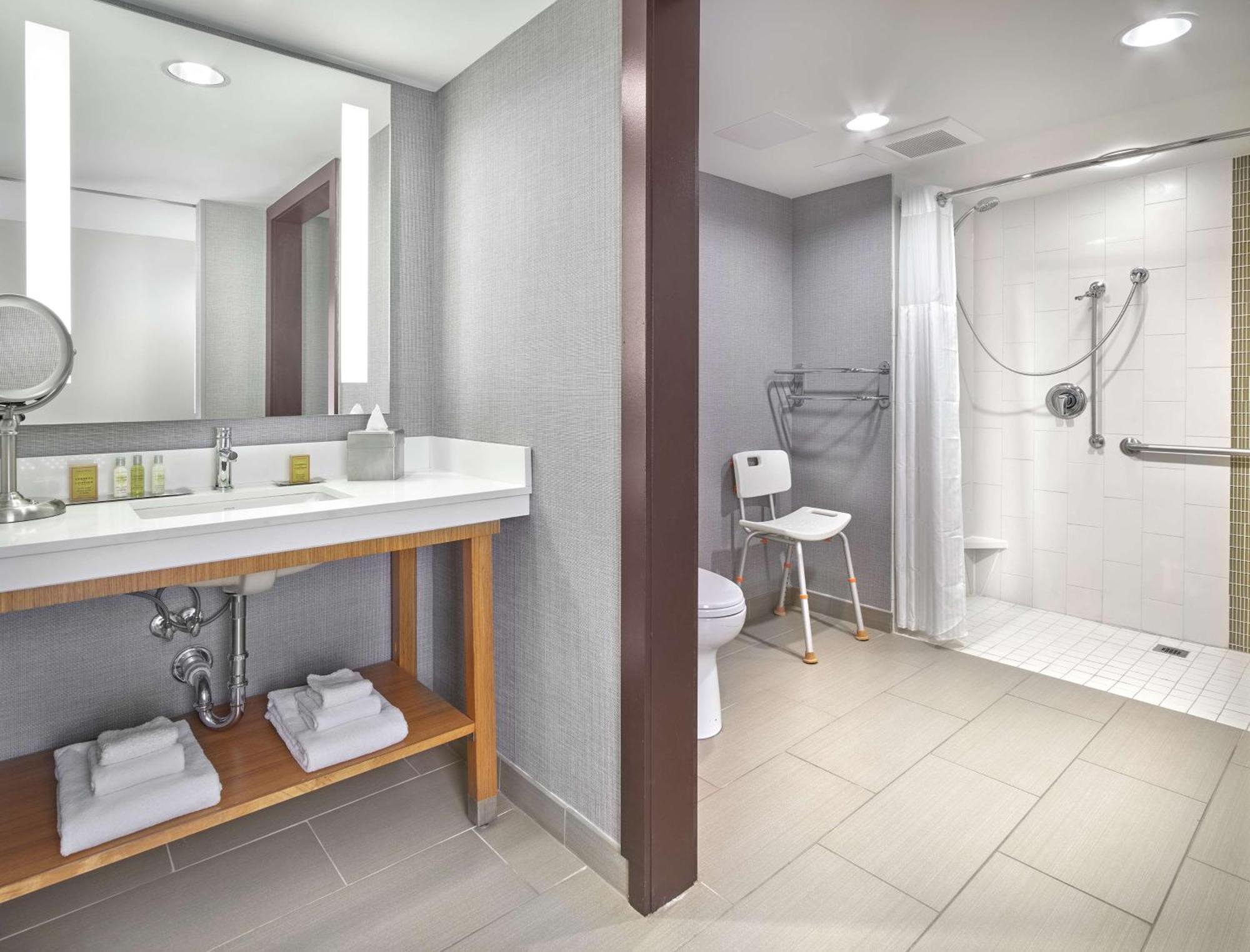 Doubletree By Hilton Edmonton Downtown Hotel Bagian luar foto