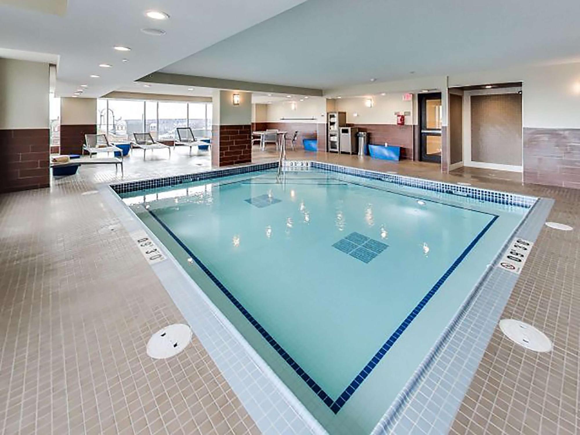 Doubletree By Hilton Edmonton Downtown Hotel Bagian luar foto