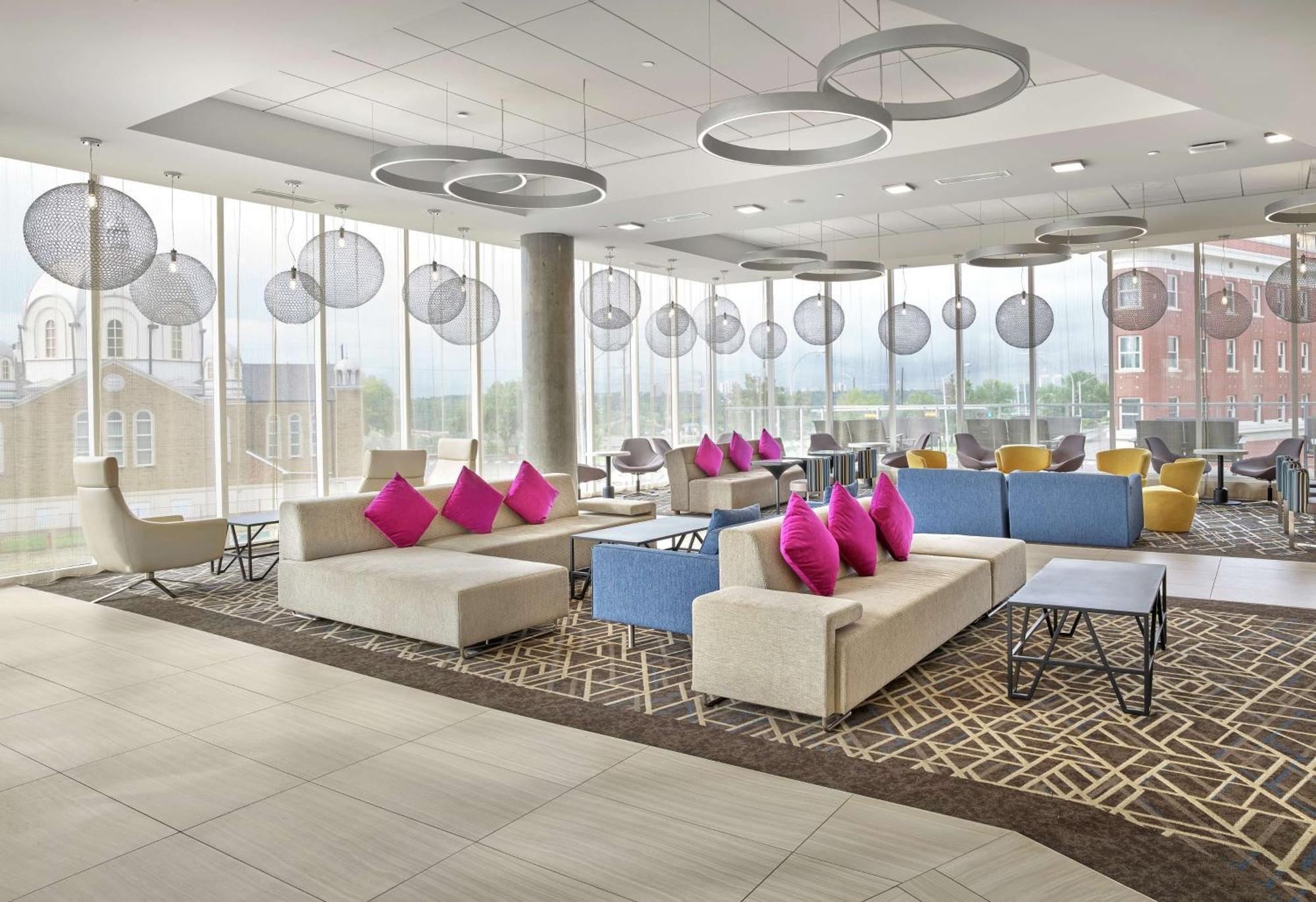 Doubletree By Hilton Edmonton Downtown Hotel Bagian luar foto