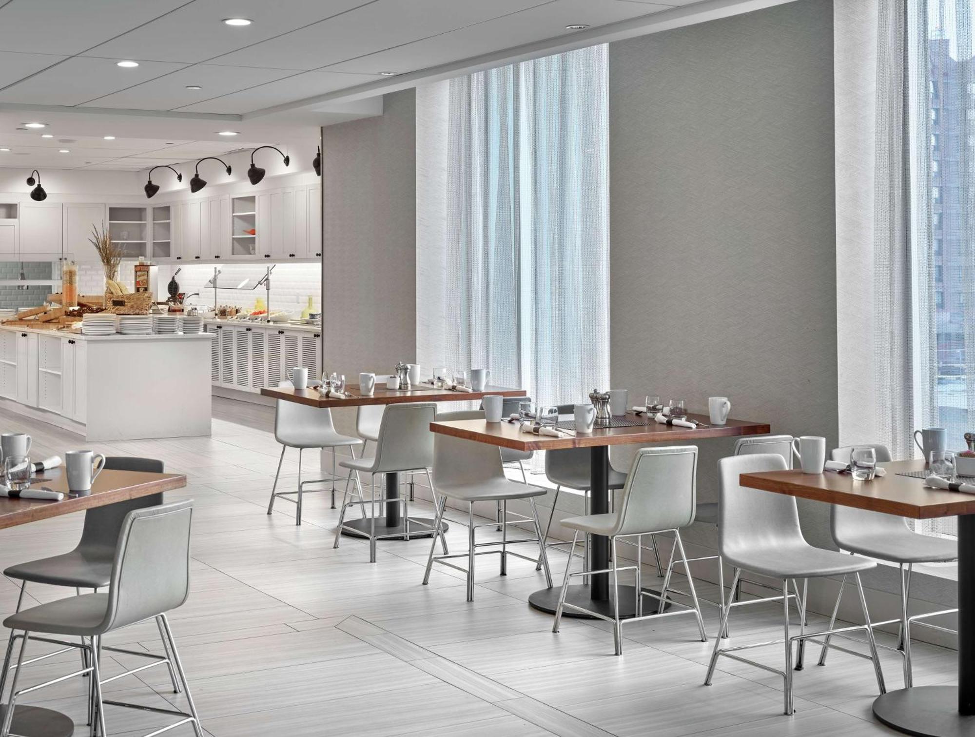 Doubletree By Hilton Edmonton Downtown Hotel Bagian luar foto